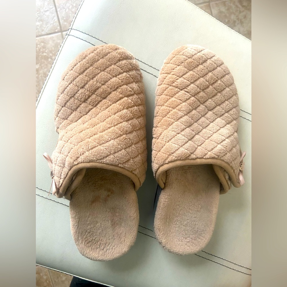 Vionic Adilyn slippers.  Like new! sz 9 Beige color